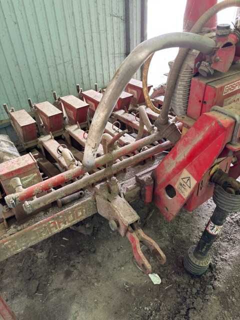 Maquina de semear pneumatica de 6 linhas