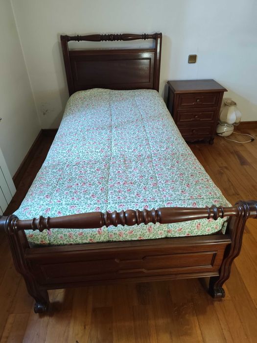 Camas de Solteiro e Mesinhas