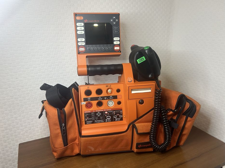 Дефибриллятор и монитор пациента Corpuls 08/16