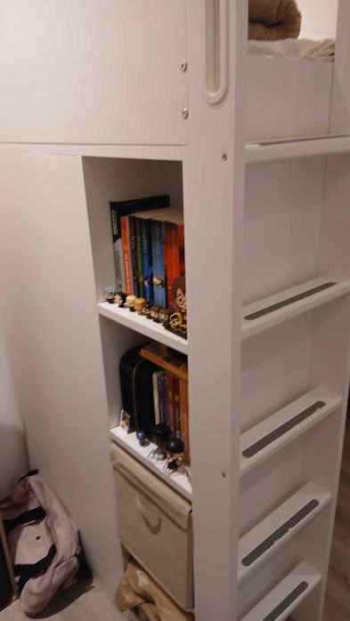 Beliche com roupeiro e secretária