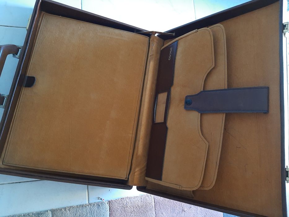 Mala em pele tipo executivo sensonit como.novas