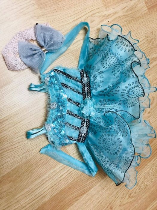 Платье шикарное нарядное для маленькой принцессы новое 6-9 мес.