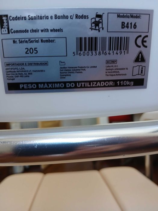 Cadeira com rodas para higiene, praticamente nova