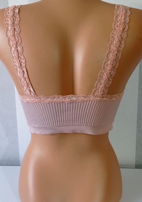 Crop top na ramiączkach pudrowy róż prążkowany z koronką S