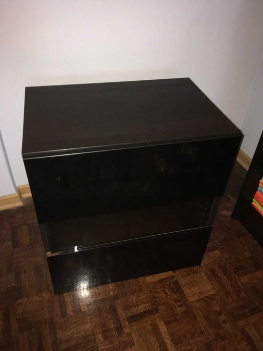 Dois móveis e uma mesa de vidro (IKEA)