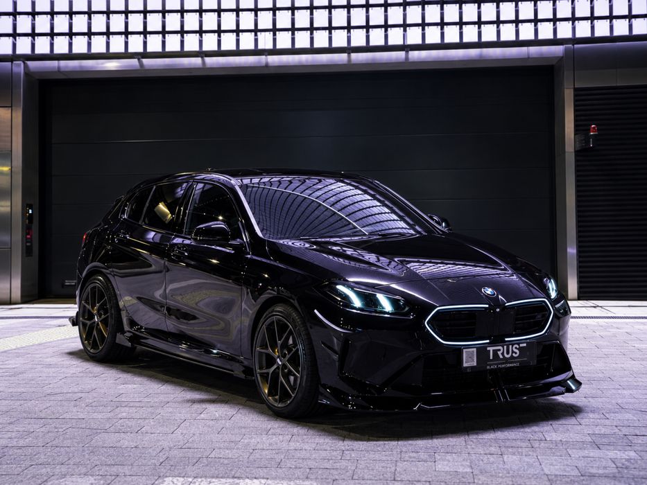 Wynajem MODYFIKOWANE BMW F70 M135i xDrive wypożyczalnia AUT TUNINGOWANYCH