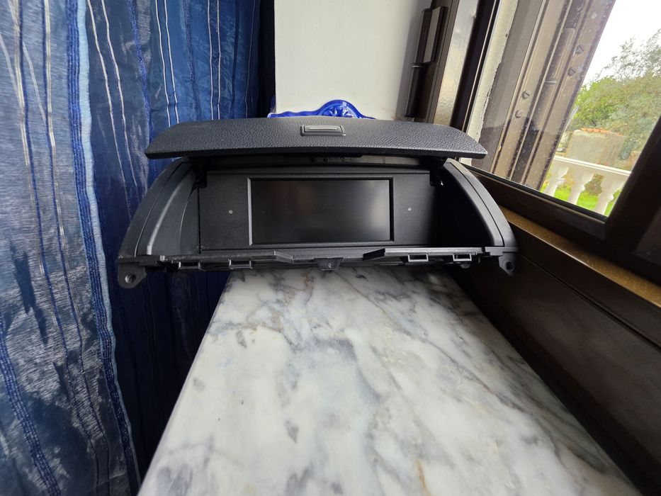 Display Rádio Original W204 - trás de volta a música da tua vida!