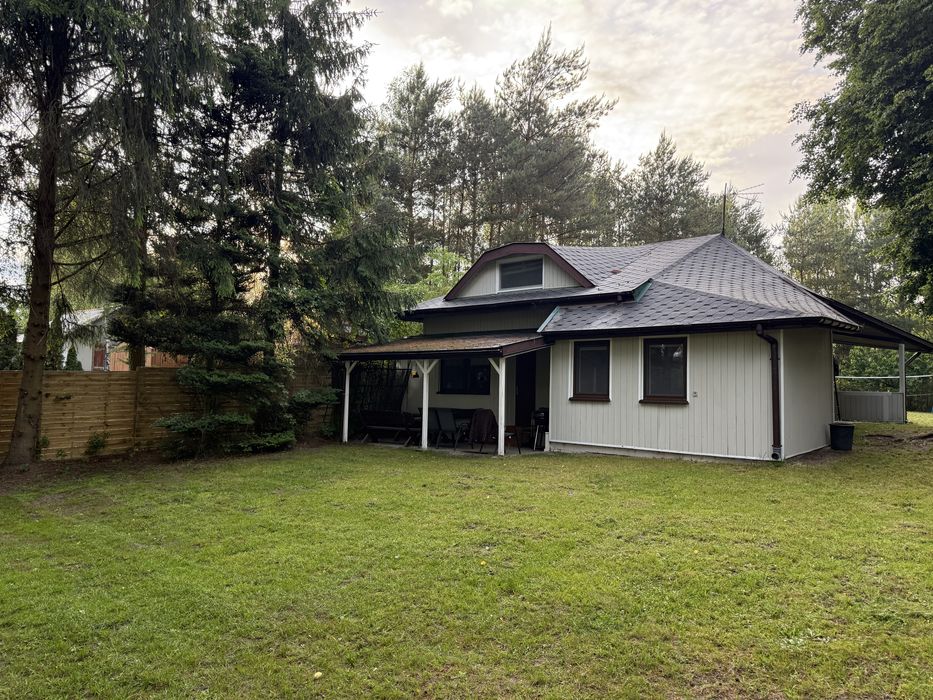 Domek nad jeziorem z linją brzegową