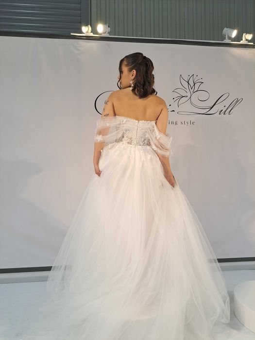 Polecam nową suknię ślubną