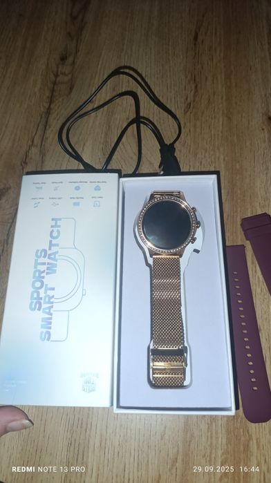 Piękny damski zegarek smartwatch z cekinami