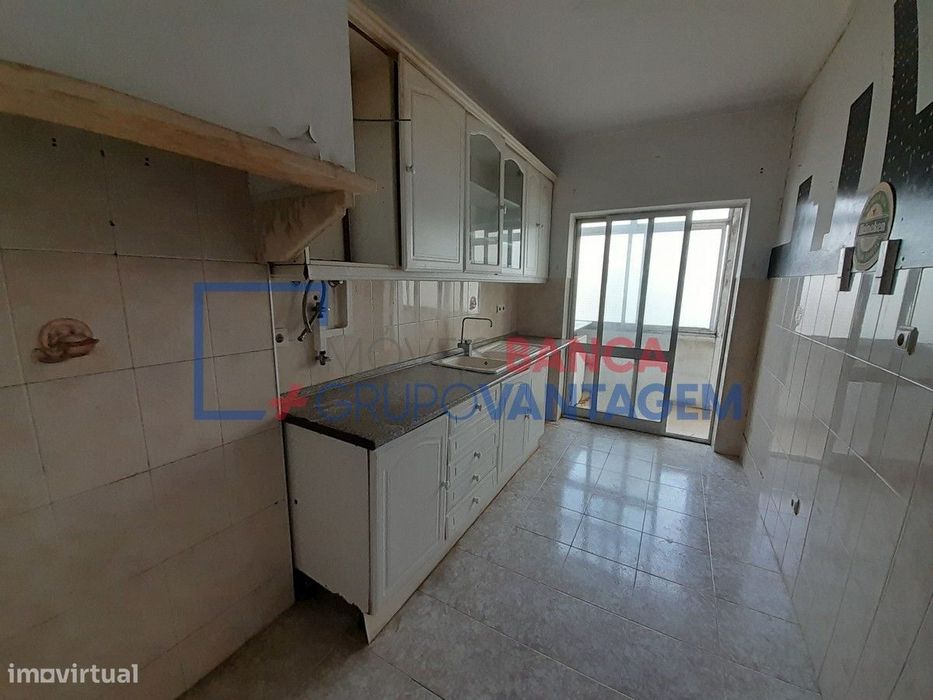 Apartamento T3, com 92 m2, situado na Cova da Piedade, Concelho da ...
