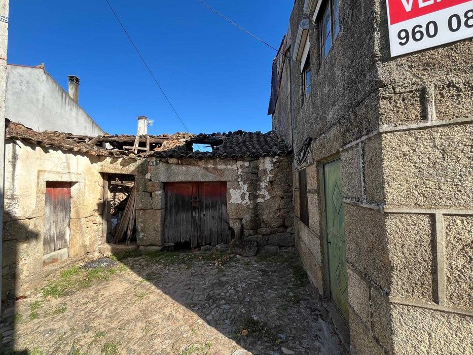 Casa na aldeia para reabilitar Cogula Trancoso