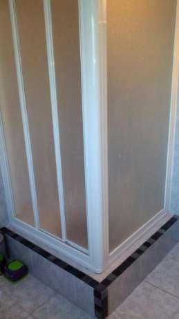 Cabine de duche, base e torneira