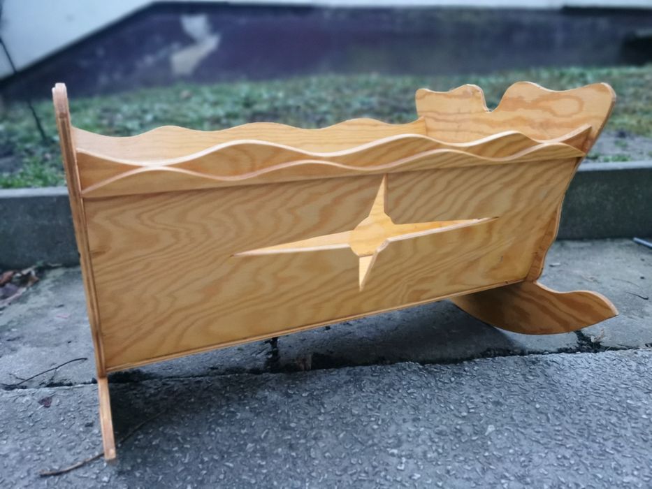 Drewniana kołyska dziecięca