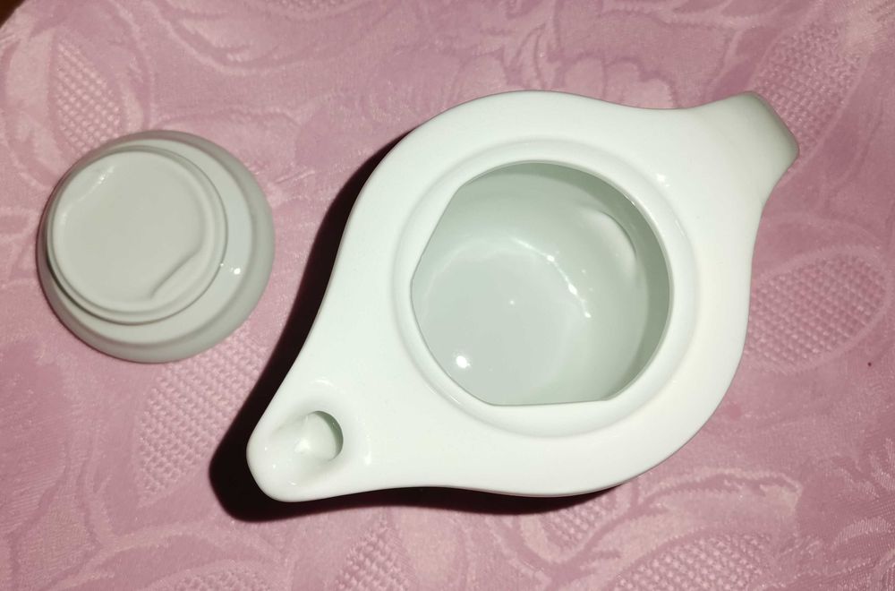 Biały ceramiczny dzbanuszek do kawy, herbaty
