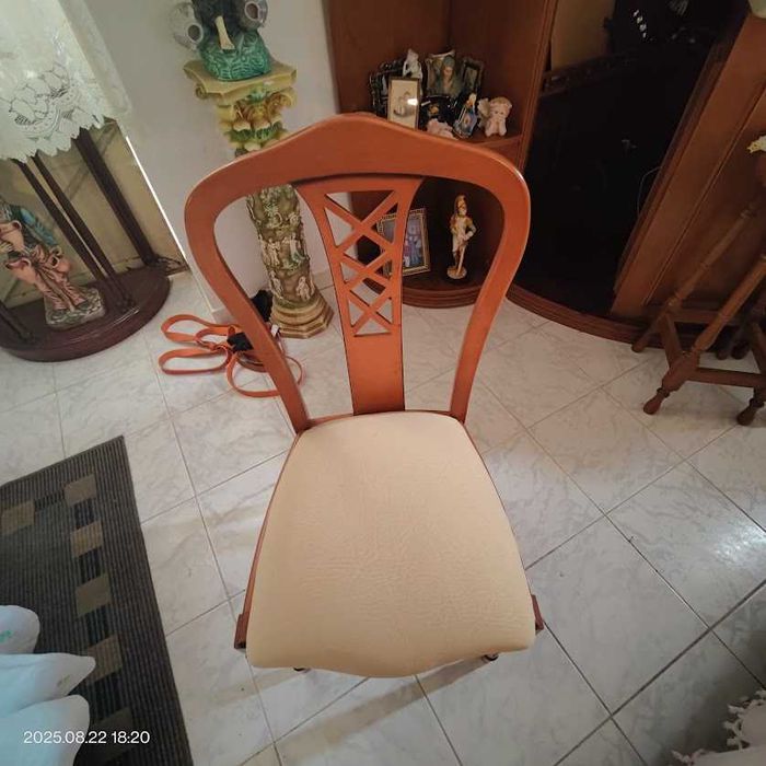 Cadeira em cerejeira Forrada a Pele temos seis