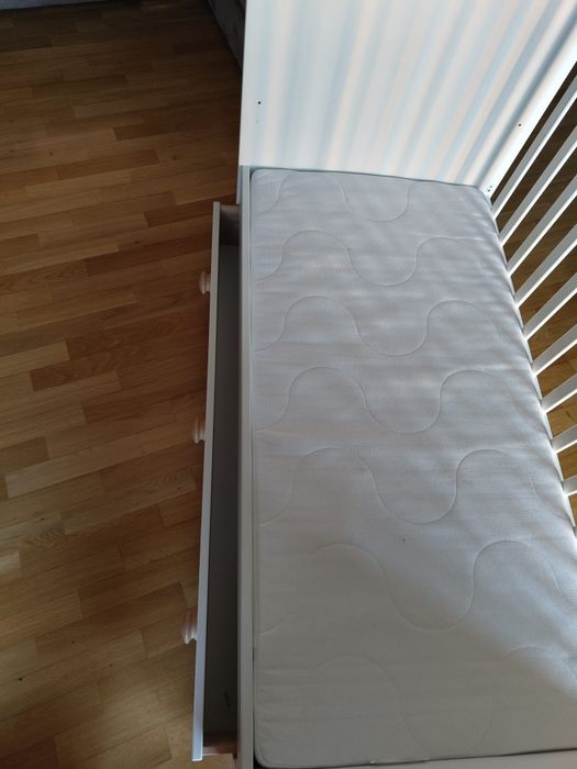 Berço e troca fraldas IKEA