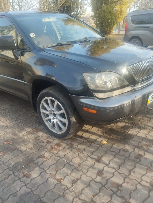 Лексус РХ 300 2000 року.