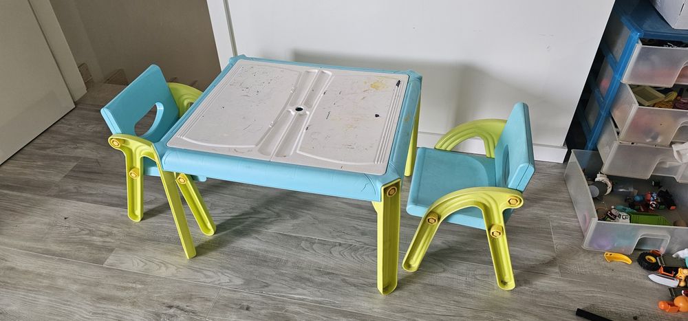 Mesa e 2 cadeiras de criança