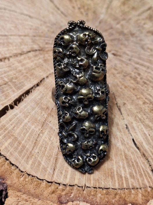 Anel gótico caveiras