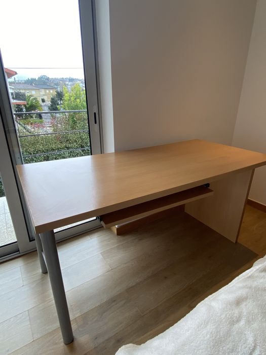 Cama de solteiro dupla, 1mx2m, mesa de cabeceira e secretaria