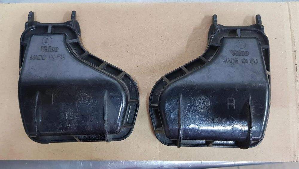 ZAŚLEPKA OSŁONA LAMPY PRZEDNIEJ PRZÓD AUDI A4 B6 VALEO PRAWA LEWA