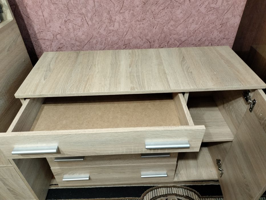 Комод у гарному стані, дуб сономаСамовивіз у м. Суми. Доставки немає.
