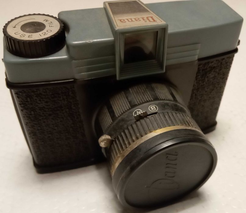 Maquina de fotos "DIANA", muito antiga, de rolo