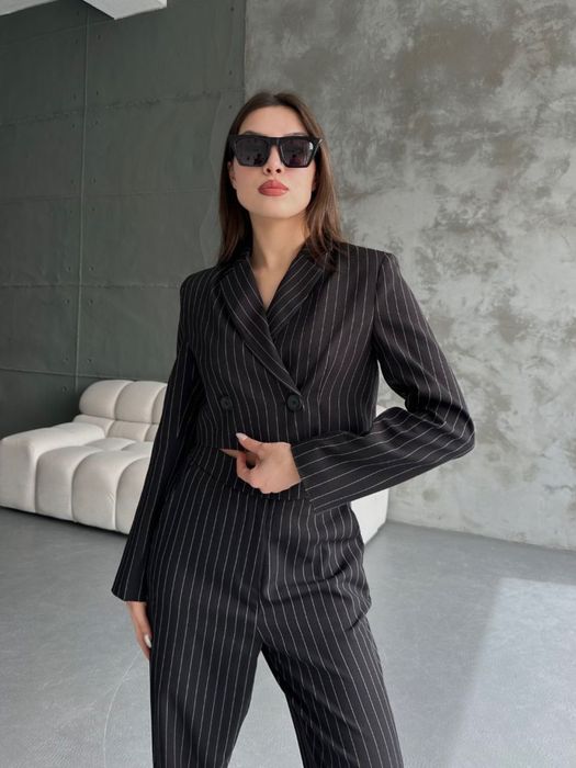 Жіночий костюм у смужку