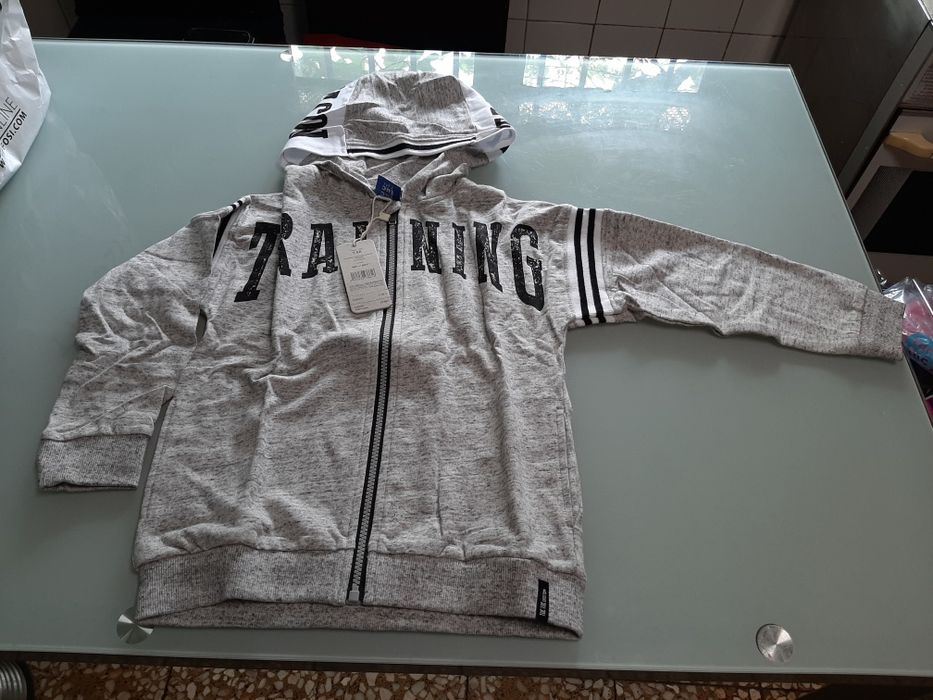 Casaco com capucho novo