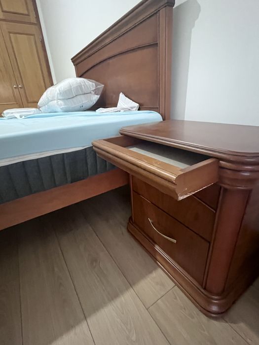 Cama e mesas de cabeceira a combinar - Madeira maciça (usada)