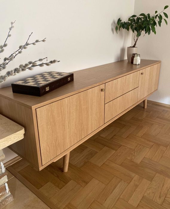 Szafka RTV sideboard 200cm z szufladami tip-on i pionowym usłojeniem