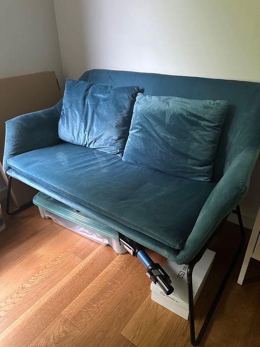 Vendo sofá veludo azul de 2 lugares