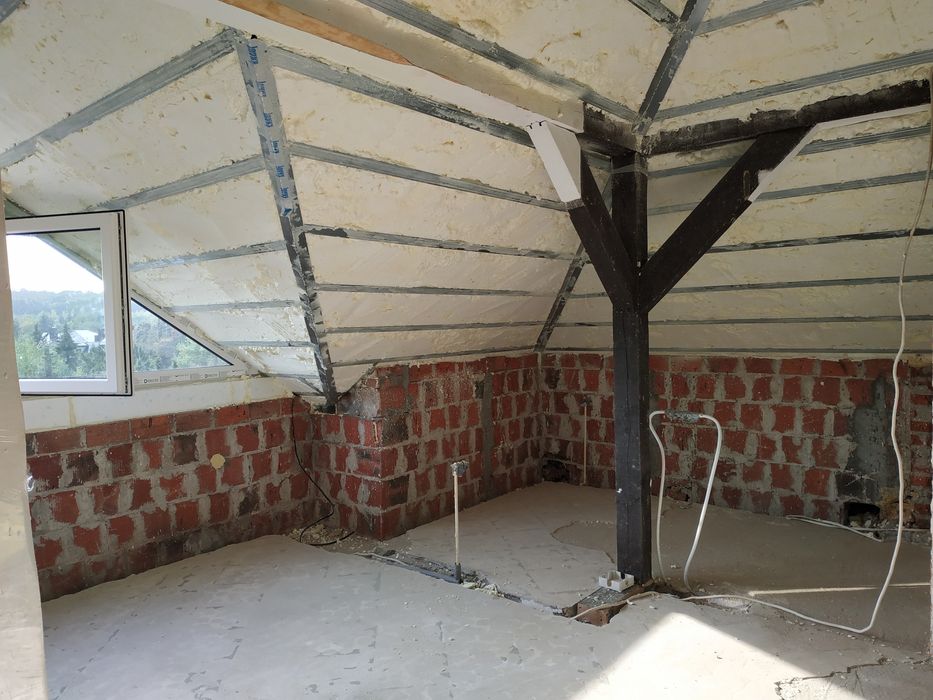 Ocieplanie Pianą/Pianką PUR dachu i poddasza - Izolacje Natryskowe hal