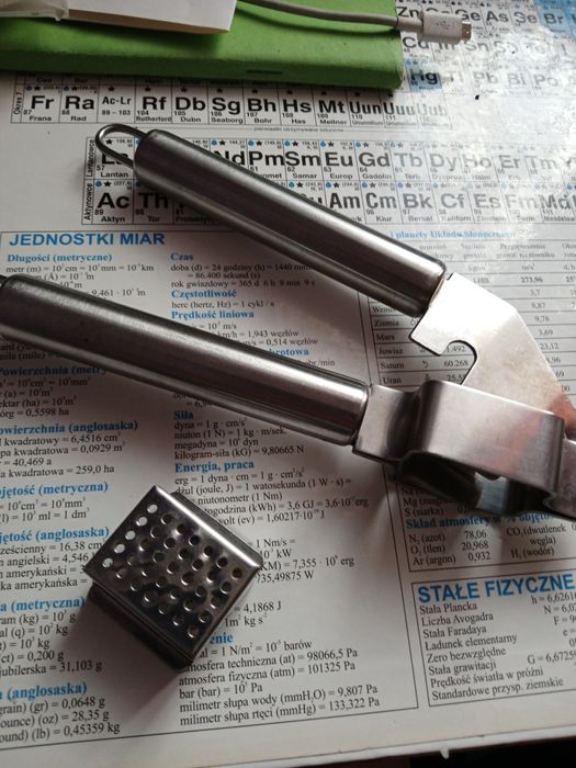 Wyciskarka do czosnku z wyciąganym pojemnikiem