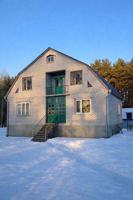 Добротний теплий будинок для життя біля лісу та річки