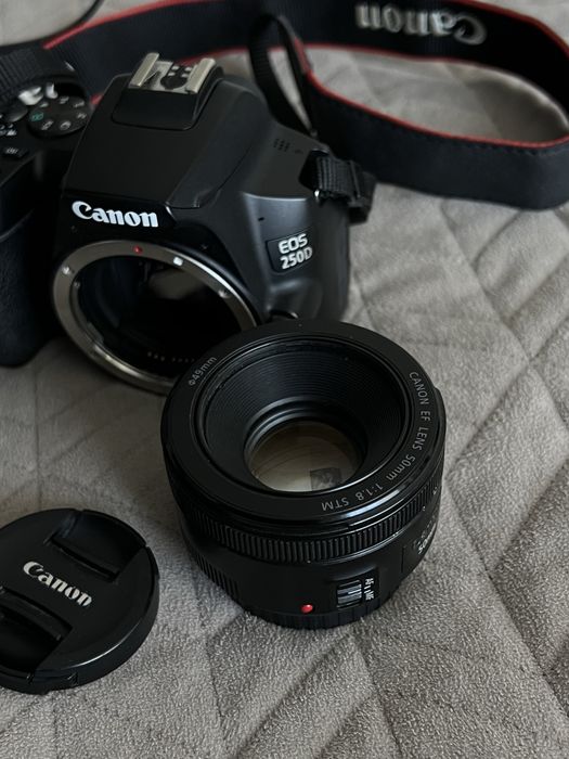 Камера Canon EOS250D з обʼєктивом