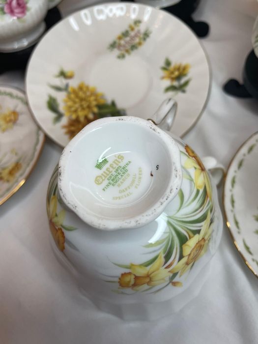 Chávenas e pratos ROYAL ALBERT  Flor dos meses