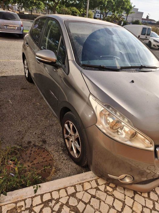 Carro Peugeot 208