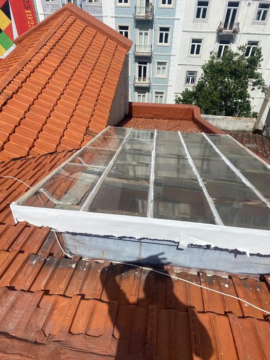 Serviços em telhados, calhas Reparação claraboia / Prumada.