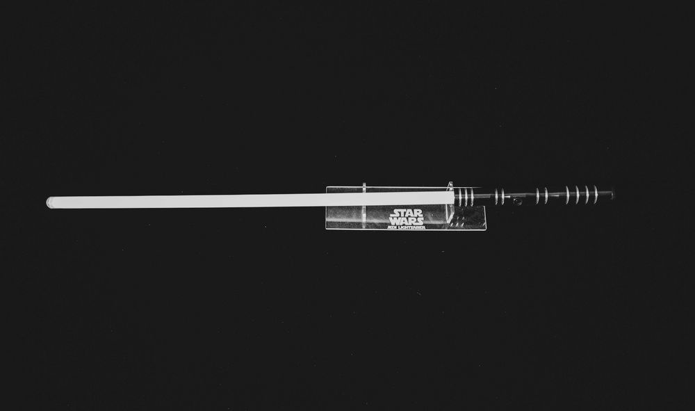 Lightsaber Obsidian V4 com Lâmina de 36” e Stand — Como Novo