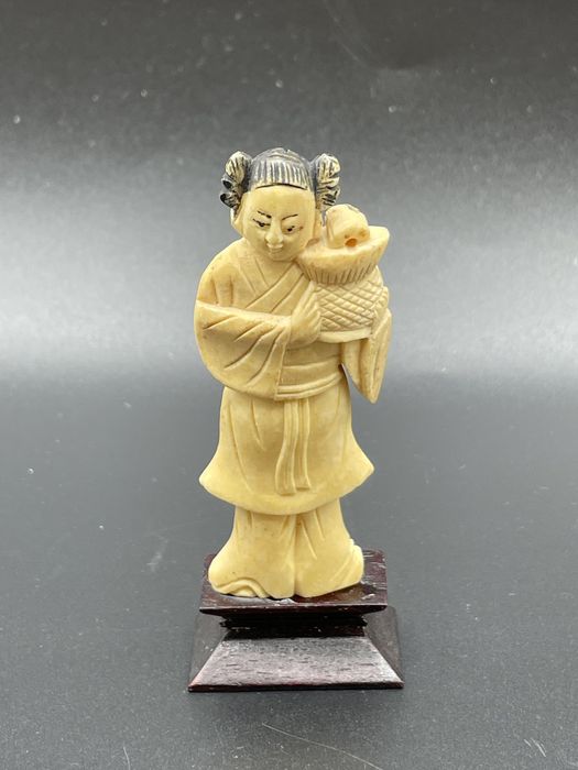 Escultura esculpida em material nobre chinês