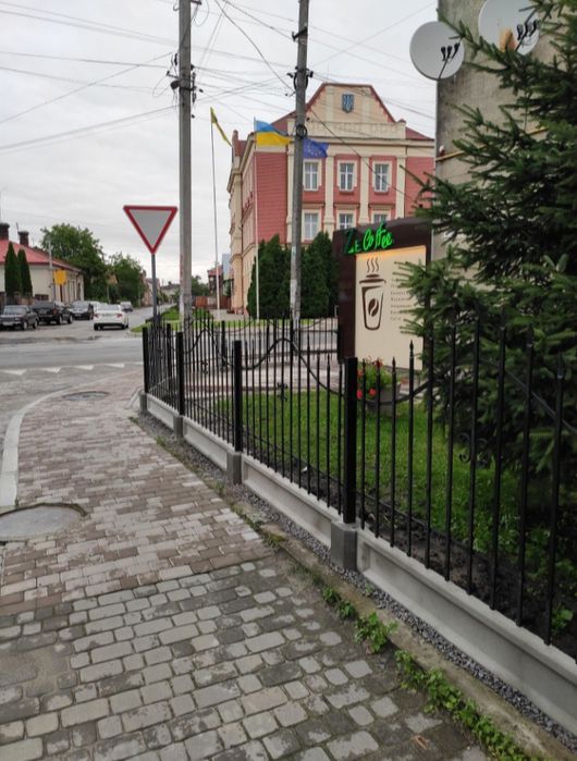 Паркан секційний фундамент підмурівка огорожа