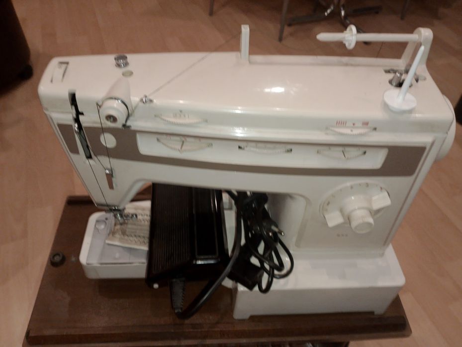 Maszyna do szycia Singer 834 w walizce