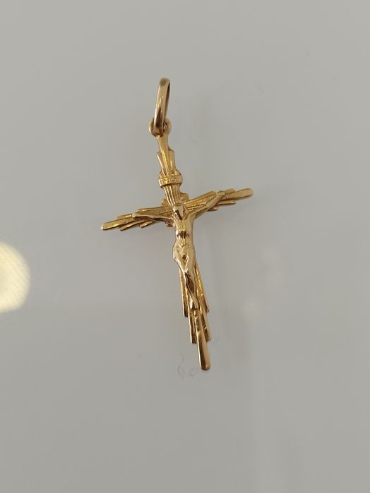 Medalha cruz em ouro de 19,2kt