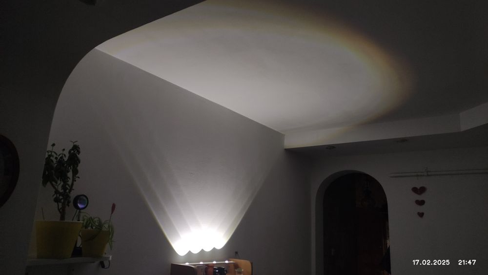 Лампа с аккумулятором, датчиком движения и линзами.