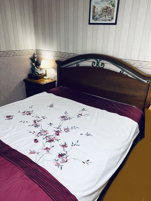 Покривало з розкішною вишивкою