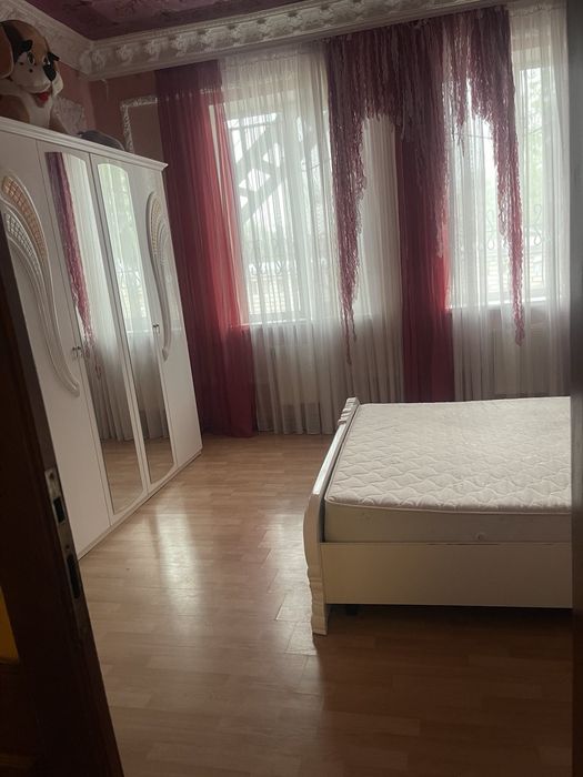 Окрема кімната з гарним ремонтом