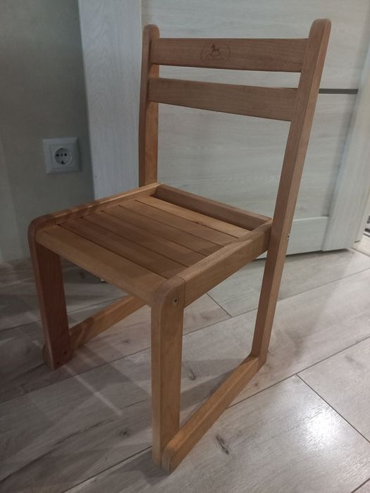 Стіл для дитини і два стільці