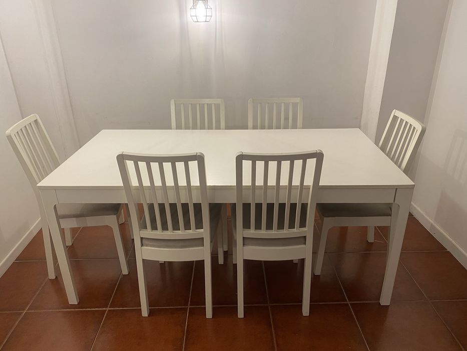 Mesa de sala c/ 6 cadeiras